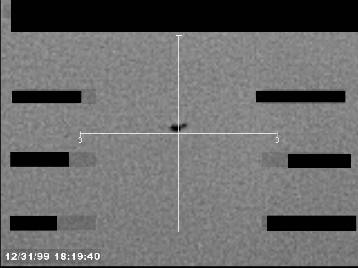 FLIR, 31/12/1999 18:19:33.  ÚNICO objeto con morfología alargada horizontal — claramente no puntual